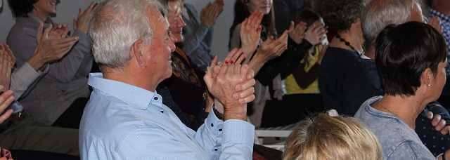 Mirjam Lammertink geeft les aan een groep (groepsles)