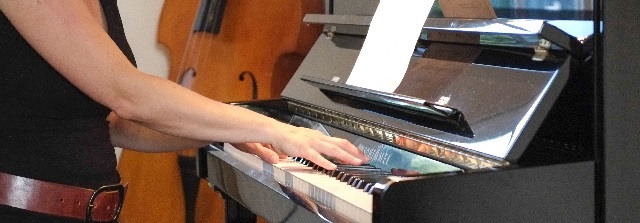 Mirjam Lammertink speelt piano